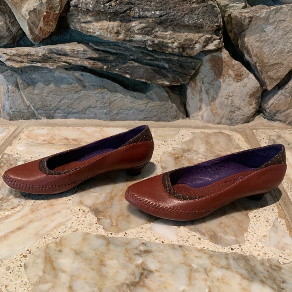 Indigo by Clarks Kitten Heel Pumps